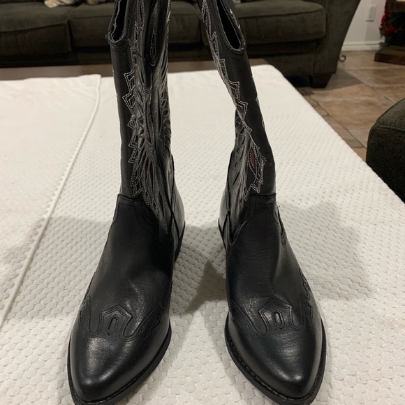 Coconuts by Matisse Black Western Cowboy Boots with Wing Design - Picture 3 of 6